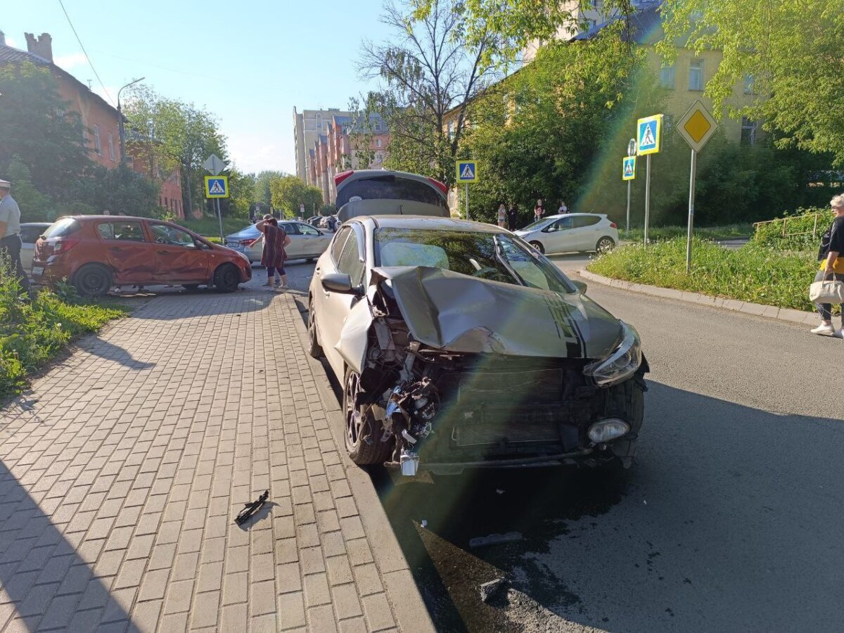 Женщина пострадала в столкновении трёх иномарок в Твери | ТОП Тверь новости