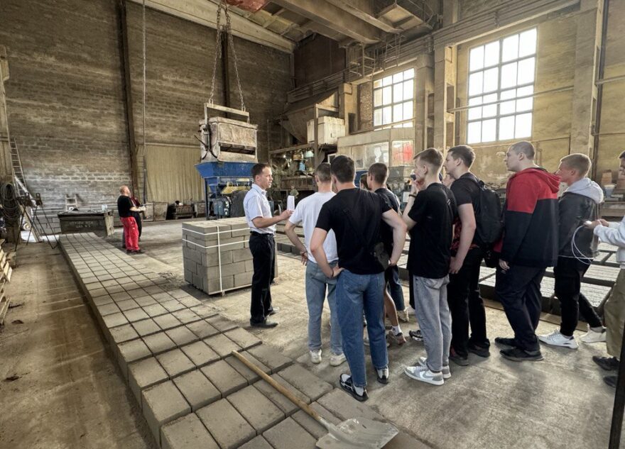 Больше 500 школьников и студентов с начала года посетили предприятия Тверской области