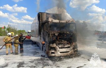 На трассе в Тверской области потушили загоревшуюся фуру На трассе в Тверской области потушили загоревшуюся фуру