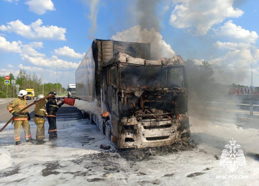 На трассе в Тверской области потушили загоревшуюся фуру
