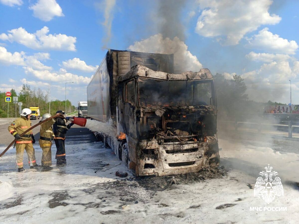 На трассе в Тверской области потушили загоревшуюся фуру