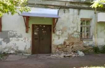 Тверитяне пожаловались на разрушающийся фасад жилого дома Тверитяне пожаловались на разрушающийся фасад жилого дома