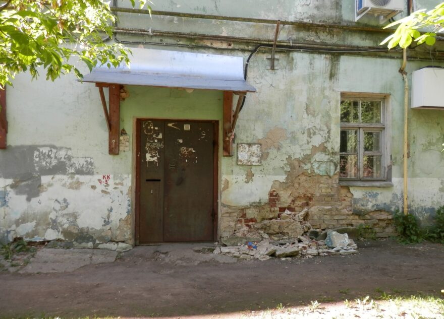 Тверитяне пожаловались на разрушающийся фасад жилого дома