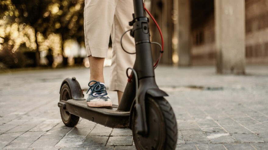 Житель Тверской области так и не покатался на самокате мошенников