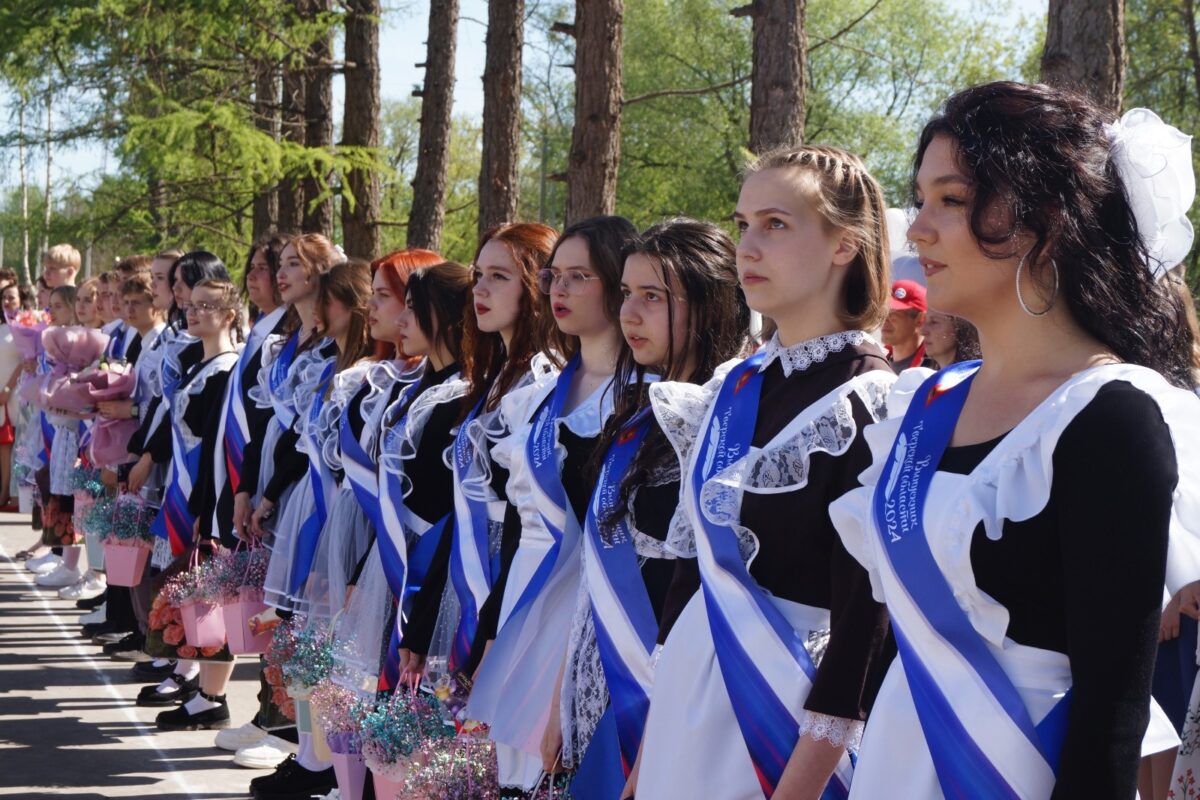 Глава Лихославльского округа обратилась к выпускникам школ