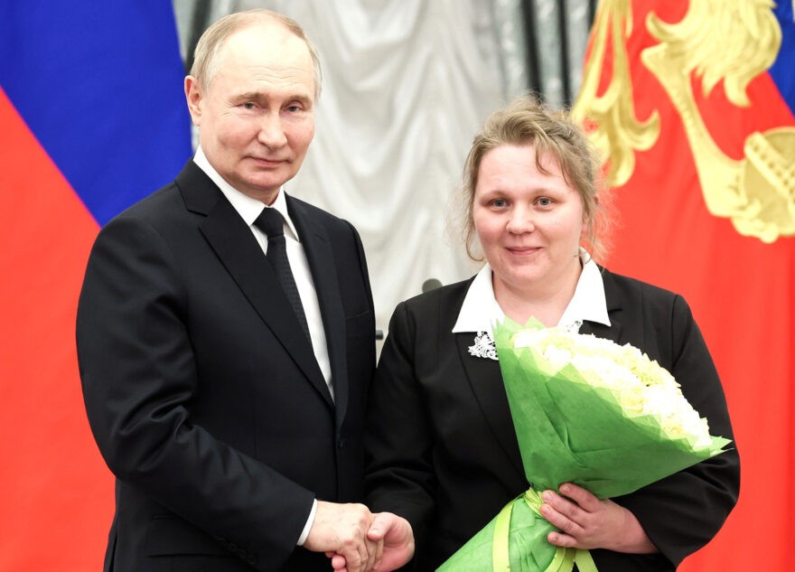 Владимир Путин вручил орден "Мать-героиня" многодетной матери из Тверской области