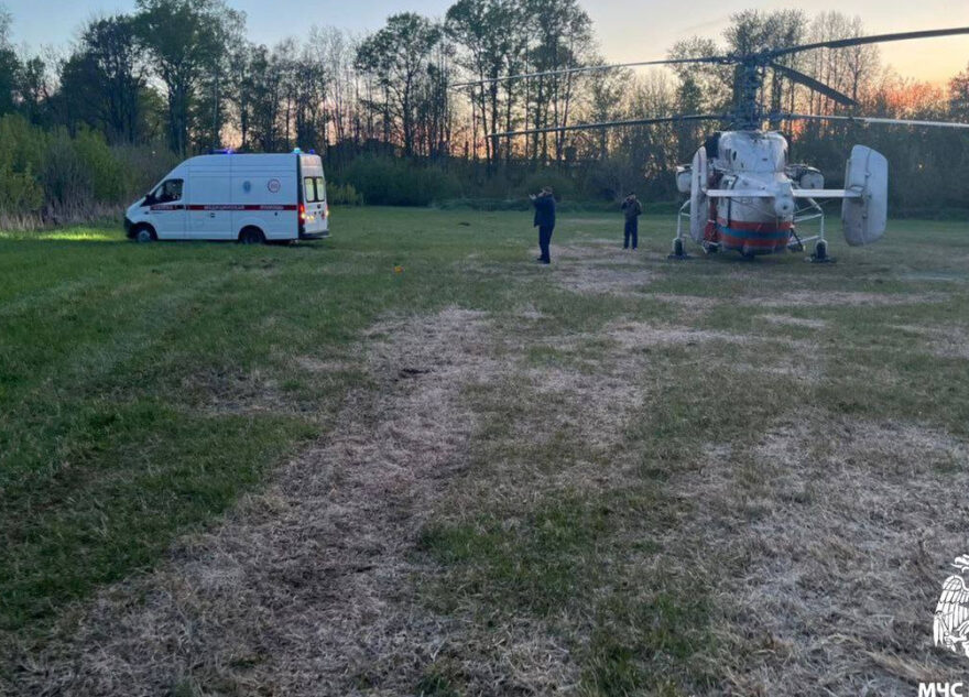 Выпавшего из окна многоэтажки ребенка доставили в Тверь на вертолете