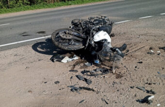 Байкера, пострадавшего в аварии в Тверской области, доставили в реанимацию