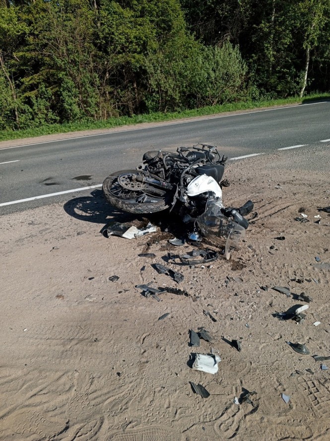 Байкера, пострадавшего в аварии в Тверской области, доставили в реанимацию