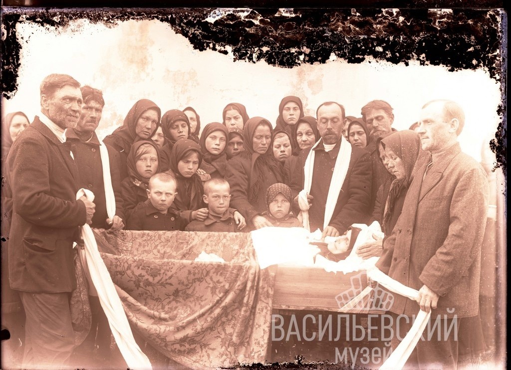 Жителей Тверской области просят узнать своих родственников на старых фотографиях