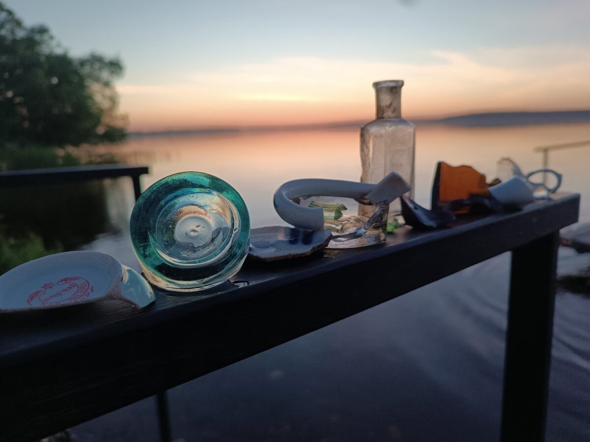 Волжская вода выносит остатки затопленного города в Тверской области