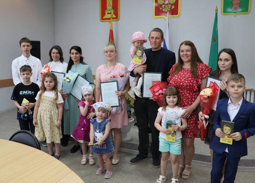 В Торопецком округе молодым семьям вручили жилищные сертификаты