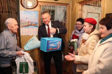 Торопецких ветеранов навестили и поздравили с Днём Победы