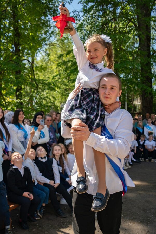 Глава Лихославльского округа обратилась к выпускникам школ