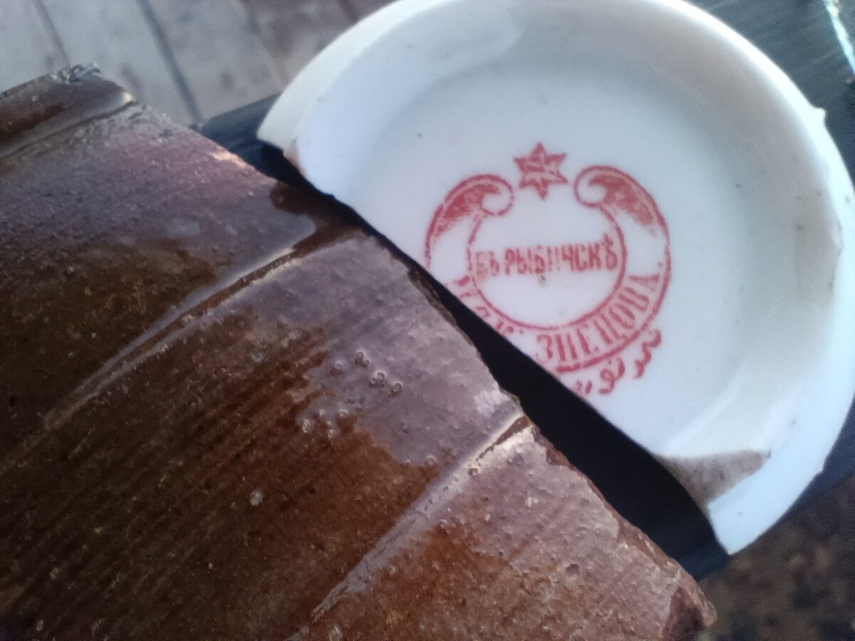 Волжская вода выносит остатки затопленного города в Тверской области