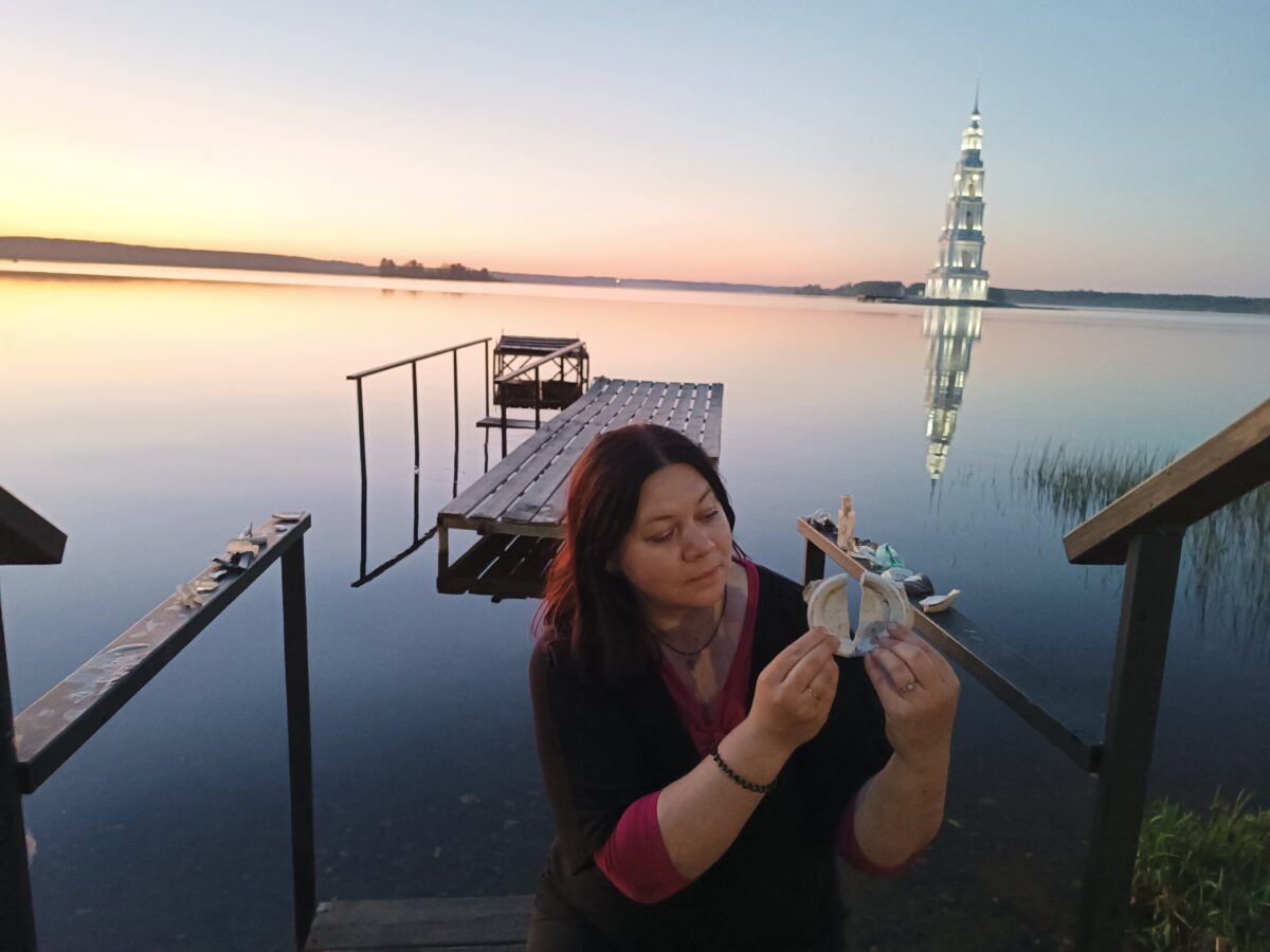 Волжская вода выносит остатки затопленного города в Тверской области