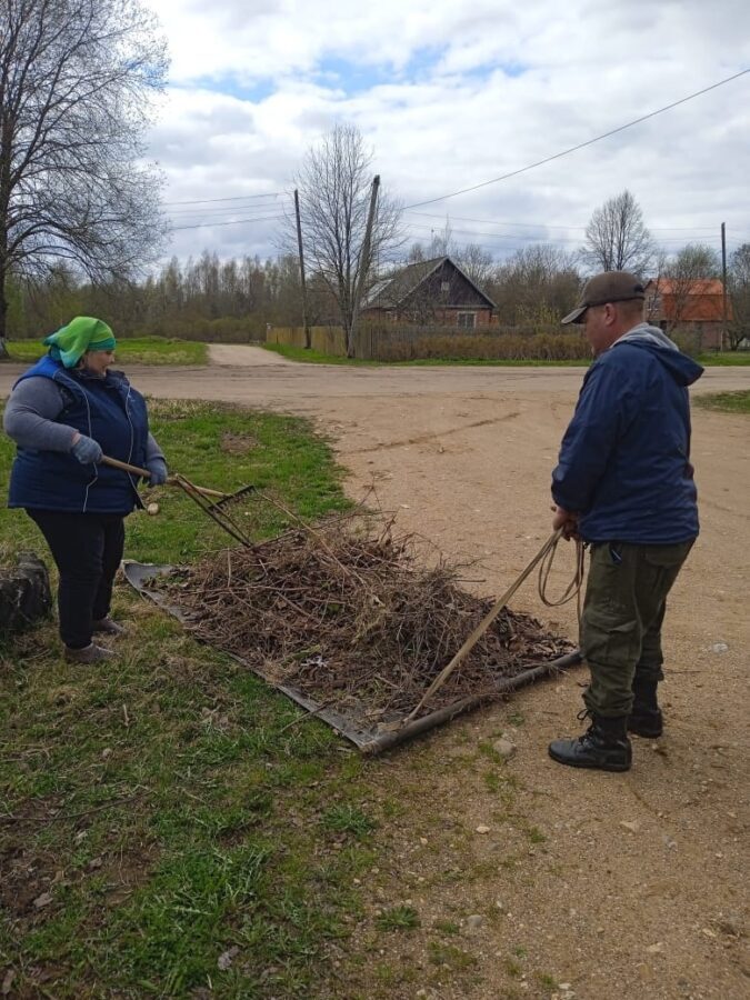 В Оленино продолжаются субботники