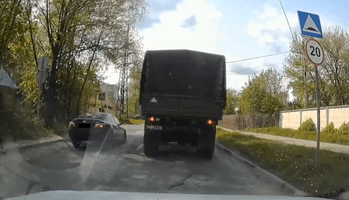 В Твери наказали водителя, который чуть не сбил ребёнка на зебре