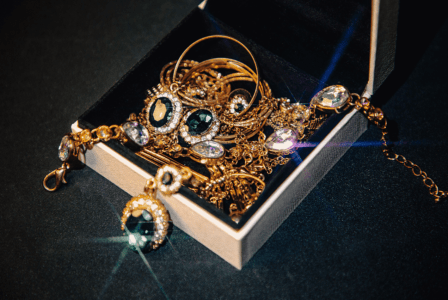 Тверитянка лишилась золотых украшений из-за сожителя Тверитянка лишилась золотых украшений из-за сожителя