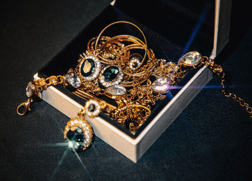 Тверитянка лишилась золотых украшений из-за сожителя