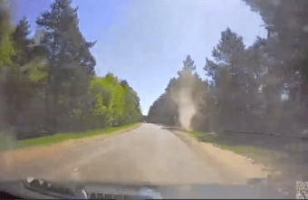 На дороге под Тверью 3 мая заметили смерч  