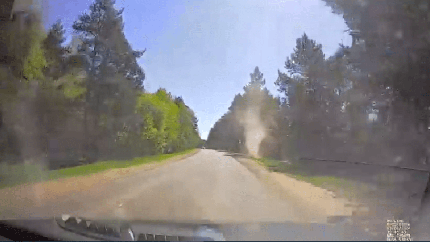 На дороге под Тверью 3 мая заметили смерч  