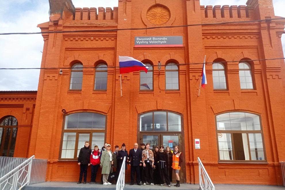 На железнодорожной станции Вышний Волочек прошла экскурсия для школьников