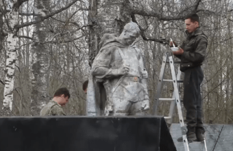 Студенты и преподаватели академии полностью обновили памятник в Тверской области