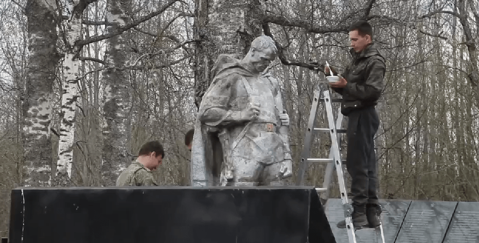 Студенты и преподаватели академии полностью обновили памятник в Тверской области