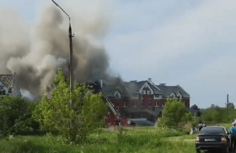 В Тверской области горят заброшенные коттеджи