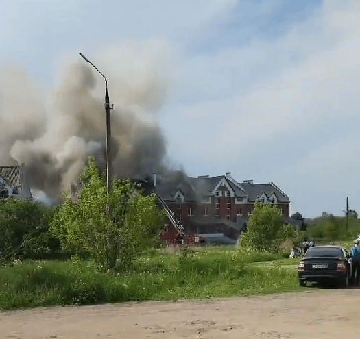 В Тверской области горят заброшенные коттеджи