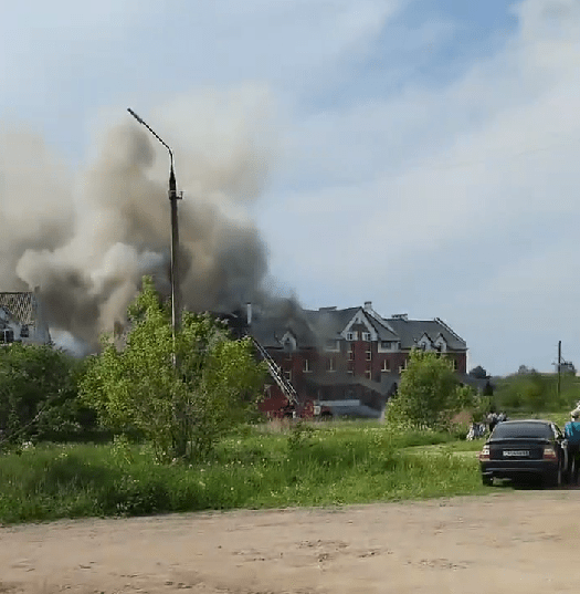 В Тверской области горят заброшенные коттеджи