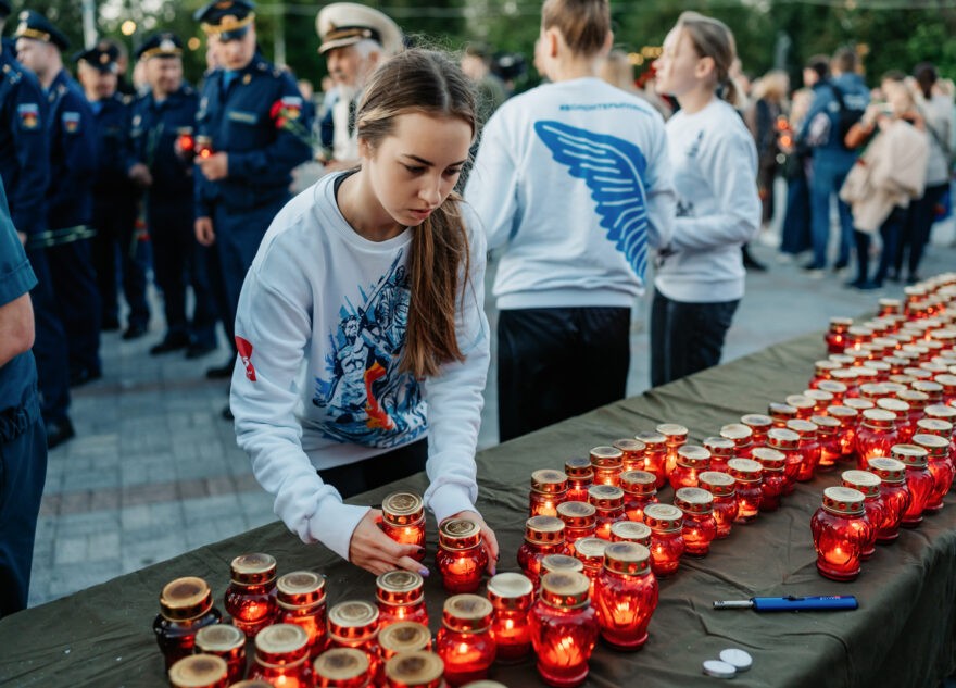 В День памяти и скорби у Обелиска Победы в Твери прошла патриотическая акция «Свеча Памяти»