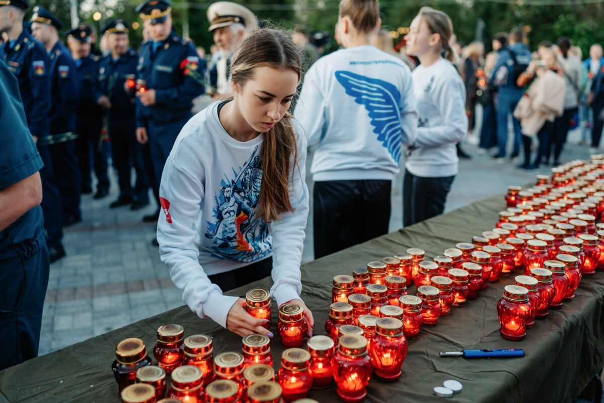 В День памяти и скорби у Обелиска Победы в Твери прошла патриотическая  акция «Свеча Памяти» | ТОП Тверь новости