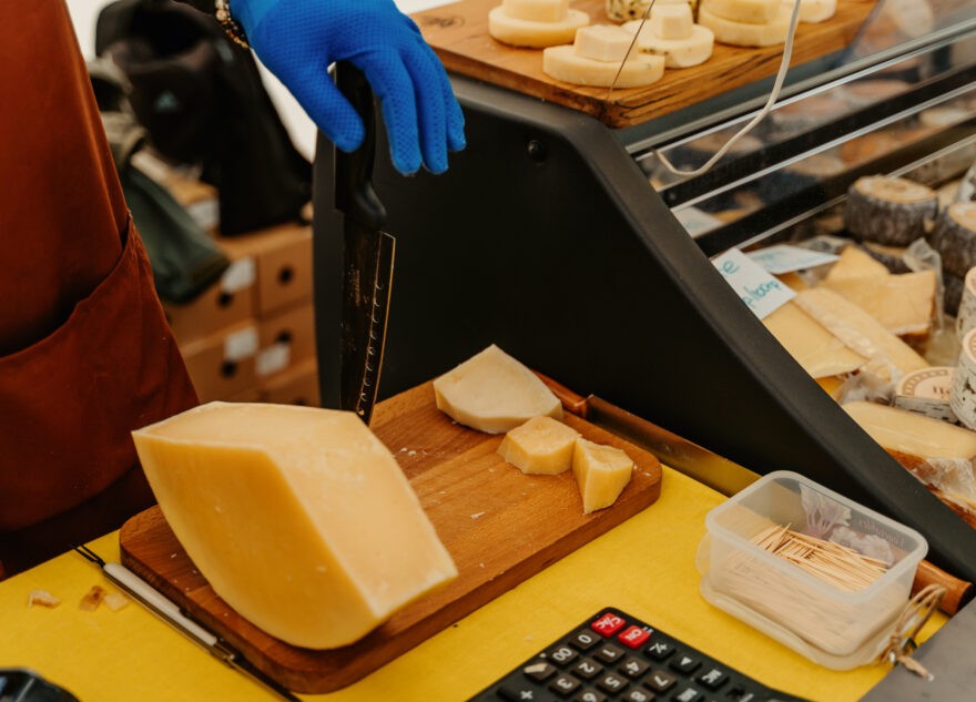 Врач рассказал, какие лекарства противопоказано употреблять с молочными продуктами