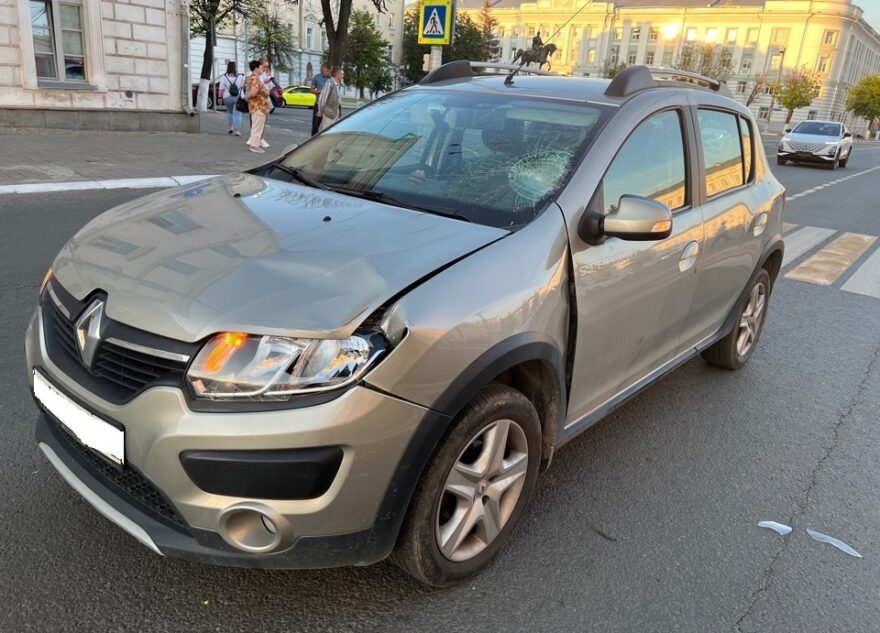 Водитель "Рено" сбил пешехода на зебре в Твери