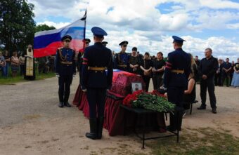 В Тверской области в последний путь проводили погибшего в зоне СВО Александра Каршанова В Тверской области в последний путь проводили погибшего в зоне СВО Александра Каршанова