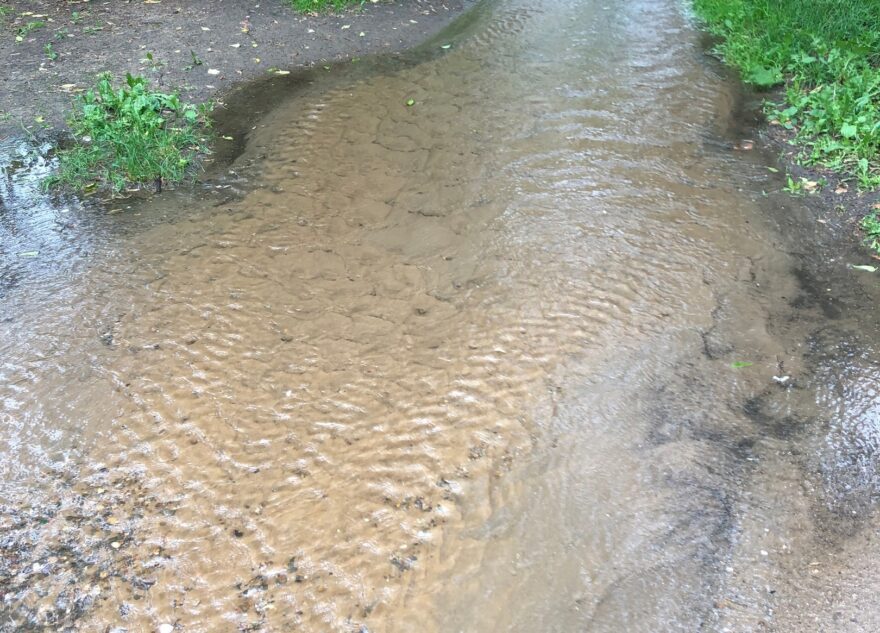 В Твери во дворе дома на проспекте Победы течет река В Твери во дворе дома на проспекте Победы течет река