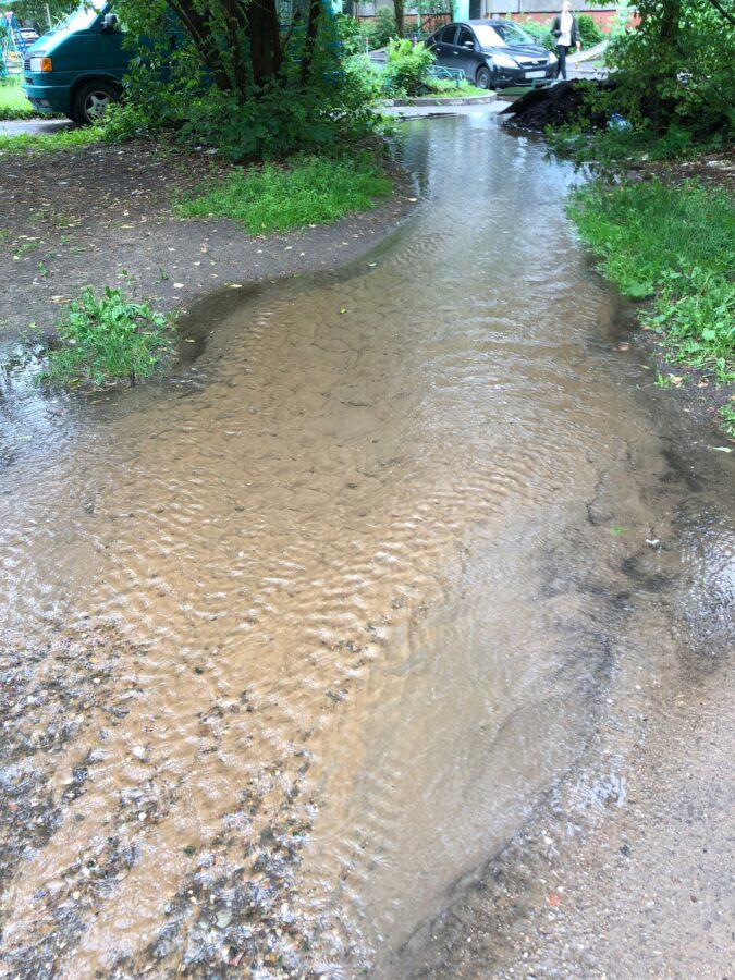 В Твери во дворе дома на проспекте Победы течет река В Твери во дворе дома на проспекте Победы течет река