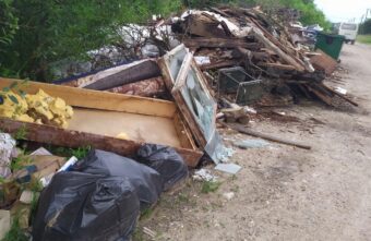 Горы крупногабаритного мусора скоро перекроют дорогу в Тверской области