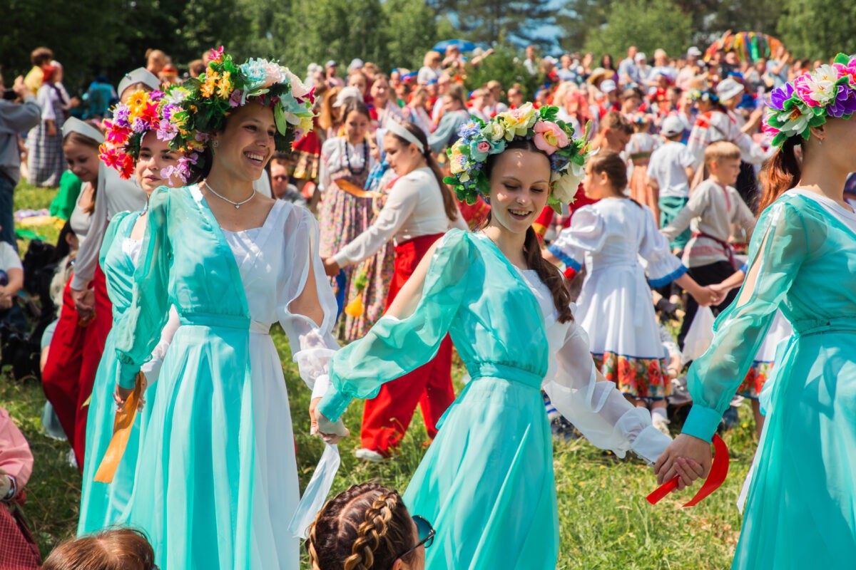 Жители и гости Тверской области «зажигают» на «Троицких гуляниях в Василёво»