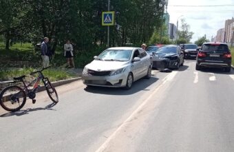 В Твери автомобиль после ДТП сбил девочку-пешехода В Твери автомобиль после ДТП сбил девочку-пешехода