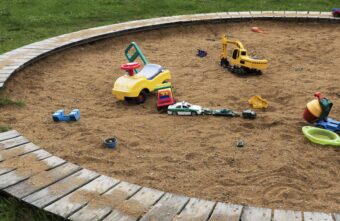 Врач рассказала, какими инфекциями опасна игра для детей в песочнице