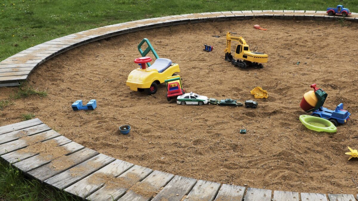 Врач рассказала, какими инфекциями опасна игра для детей в песочнице