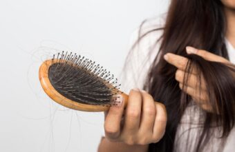 Профессор рассказал о вероятных причинах выпадения волос