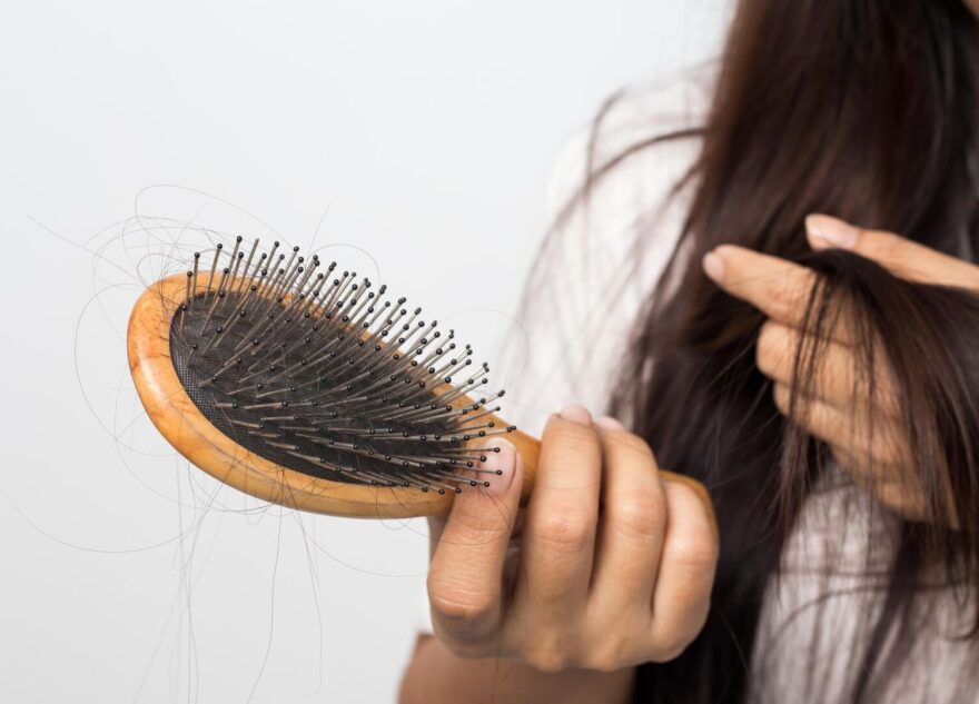 Профессор рассказал о вероятных причинах выпадения волос