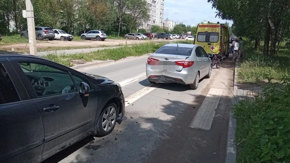 В Твери автомобиль после ДТП сбил девочку-пешехода | ТОП Тверь новости