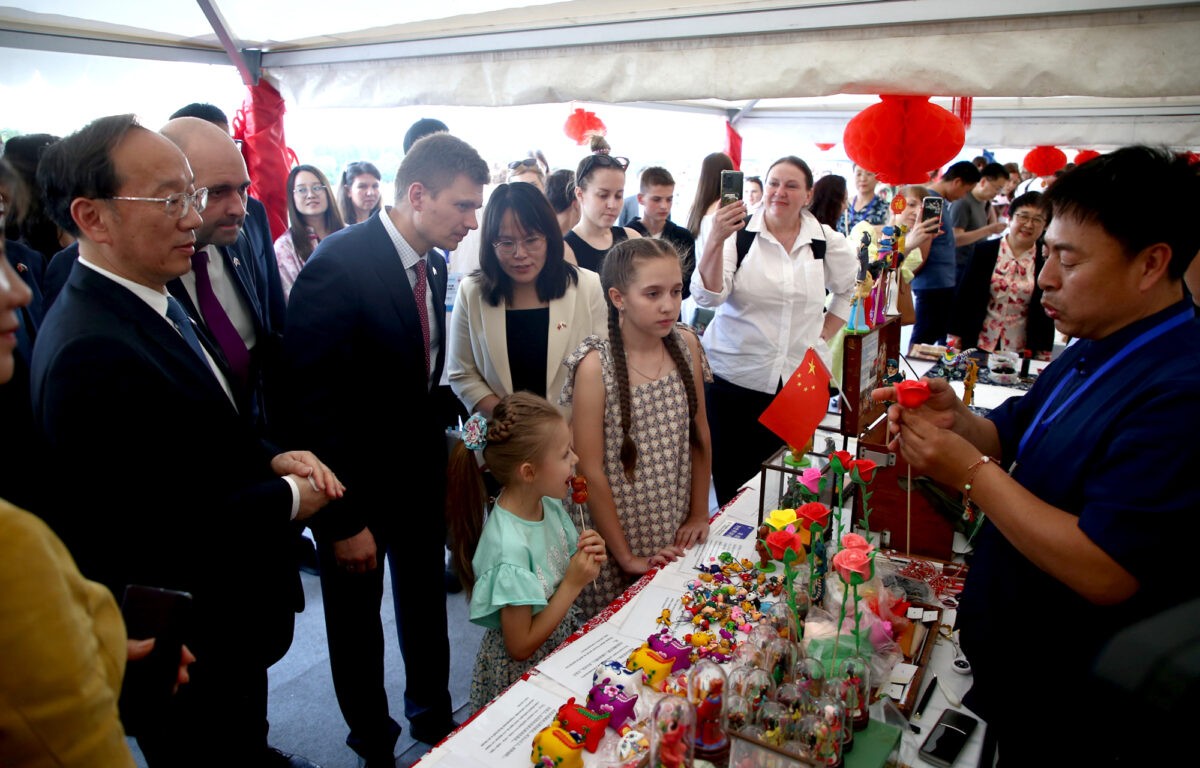 В горсаду Твери работает выставка народных промыслов и культурного наследия китайской провинции Ляонин
