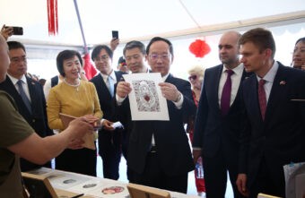 В горсаду Твери работает выставка народных промыслов и культурного наследия китайской провинции Ляонин В горсаду Твери работает выставка народных промыслов и культурного наследия китайской провинции Ляонин