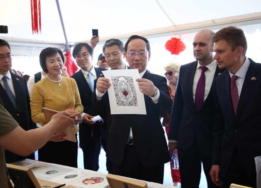 В горсаду Твери работает выставка народных промыслов и культурного наследия китайской провинции Ляонин